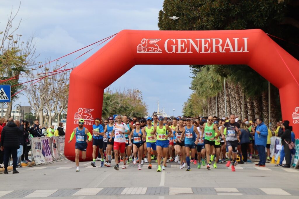 NICOLA MAZZARA TRA GLI UOMINI E FEDERICA CERNIGLIARO TRA LE DONNE, VINCONO LA XV HALF MARATHON MAZARA 